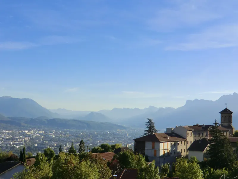 Corenc sentinelle au-dessus de la cuvette grenobloise