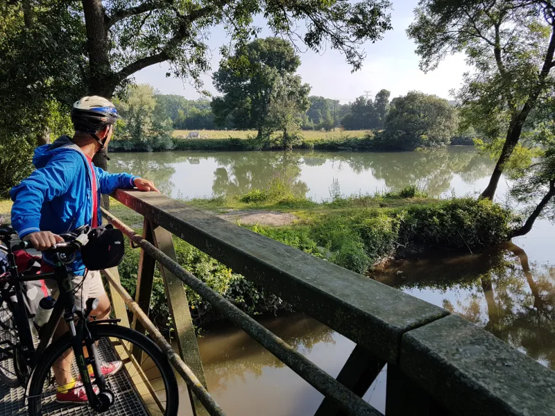 Cycliste sur la Flow vélo le long de la Charente