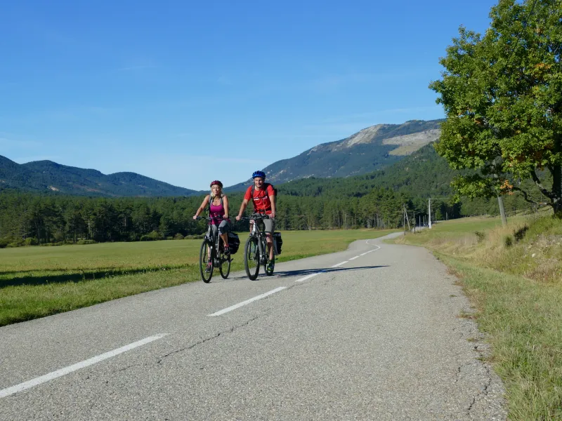 Cyclistes quittant Saint-Auban
