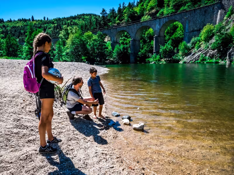 Cyclistes au bord de l'Allier au Nouveau Monde