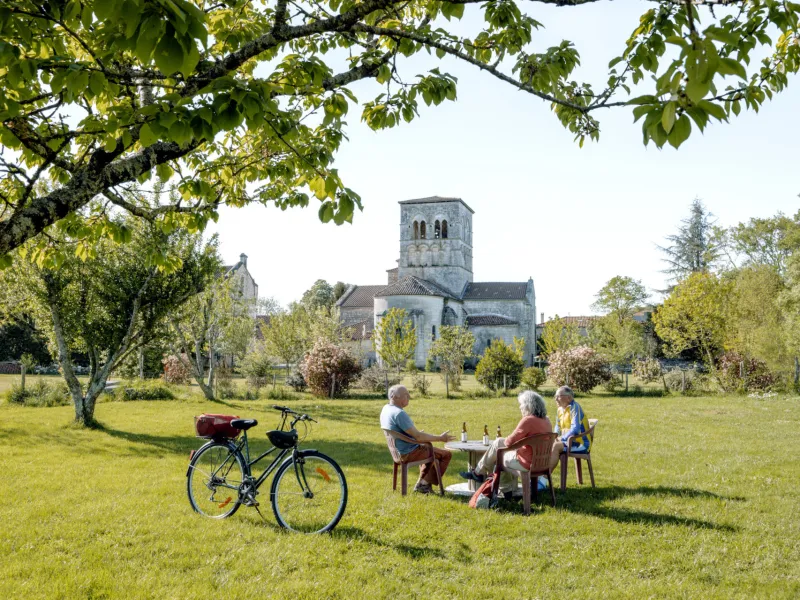 Pause à Chazelles sur La Flow Vélo