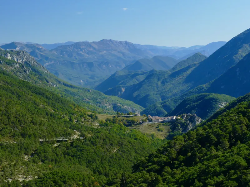 La Vallée de l'Esteron et le village du Mas