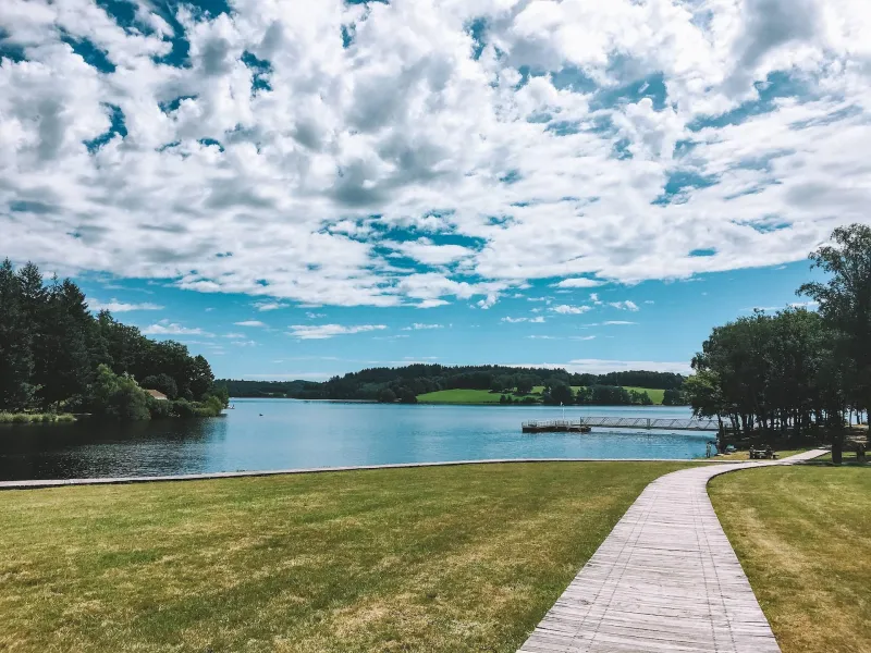 Piste cyclable au bord du Lac de Vassivière