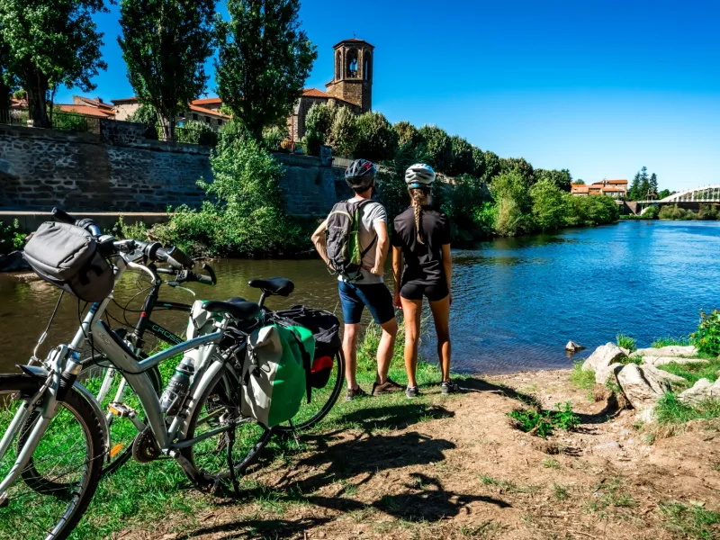 Cyclistes au bord de l'Allier à Langeac