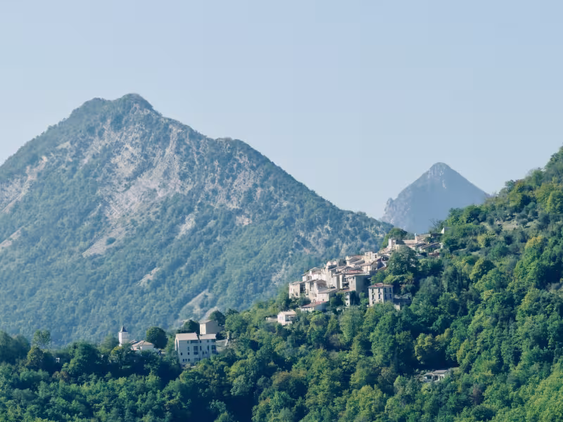Le village de Conségudes au pied du Cheiron