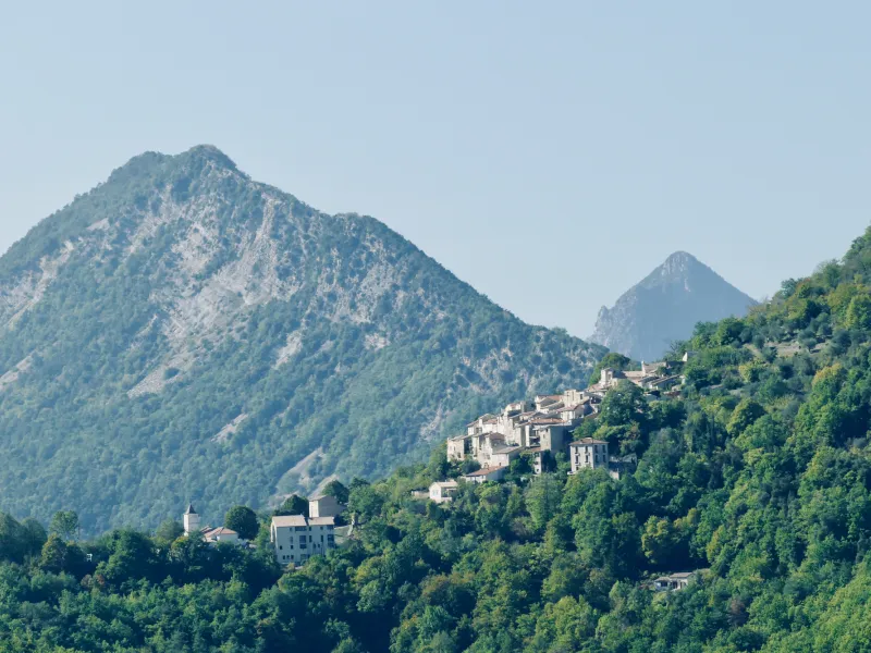 Le village de Conségudes au pied du Cheiron