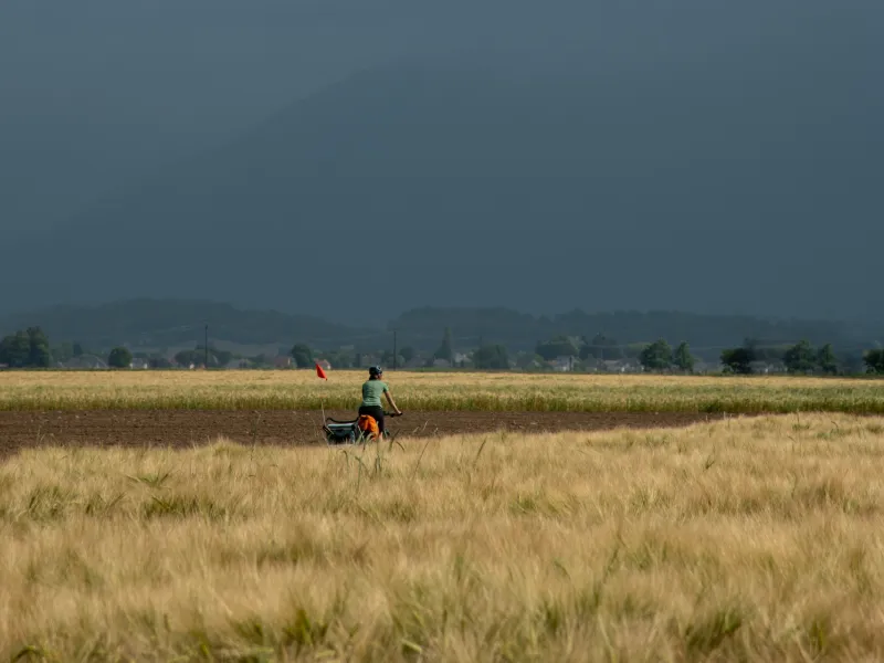 À vélo avant l'orage, aux abords de Nay