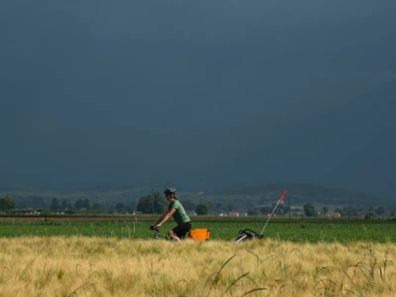 Temps menaçant au milieu des plaines, Nay - La Vélosud