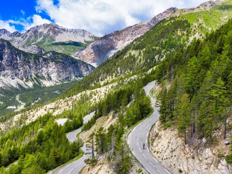 Premiers lacets du col d'Izoard au dessus de Cervières