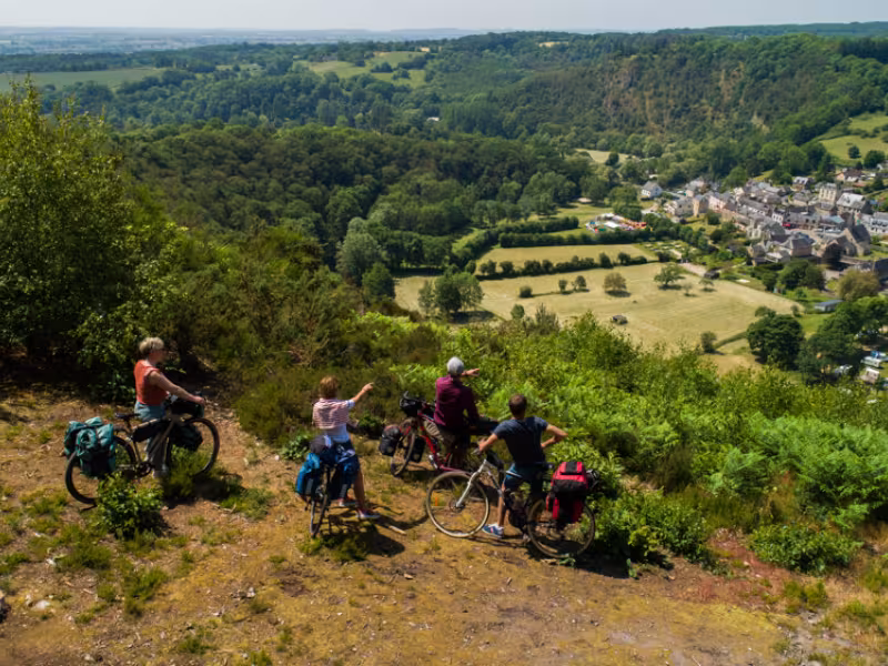 Cyclistes à Saint-Léonard-des-Bois