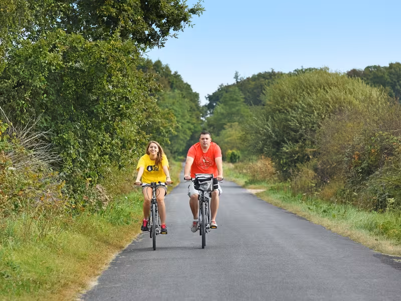 Cycliste vers Sully-la-Chapelle