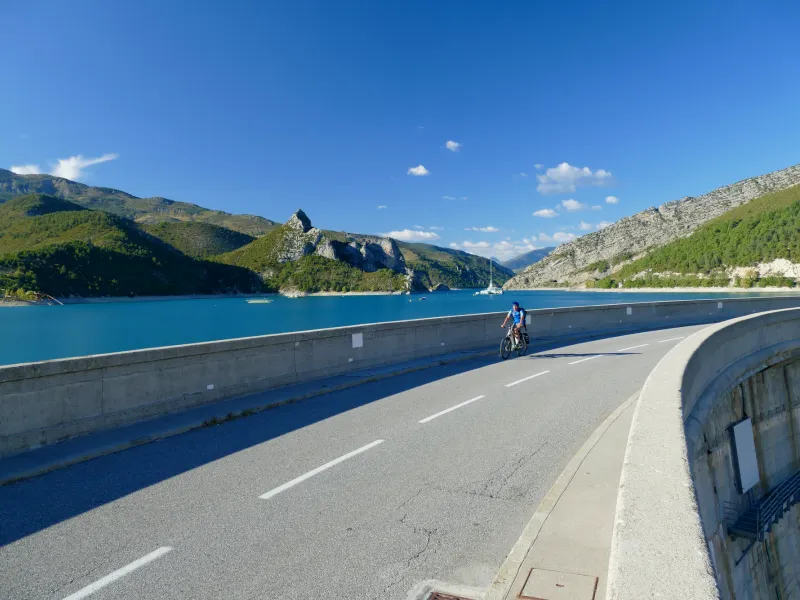 Sur le barrage de Castillon