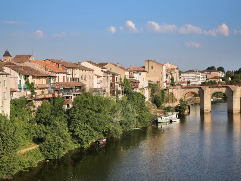 Vue sur Villeneuve-sur-Lot et son pont