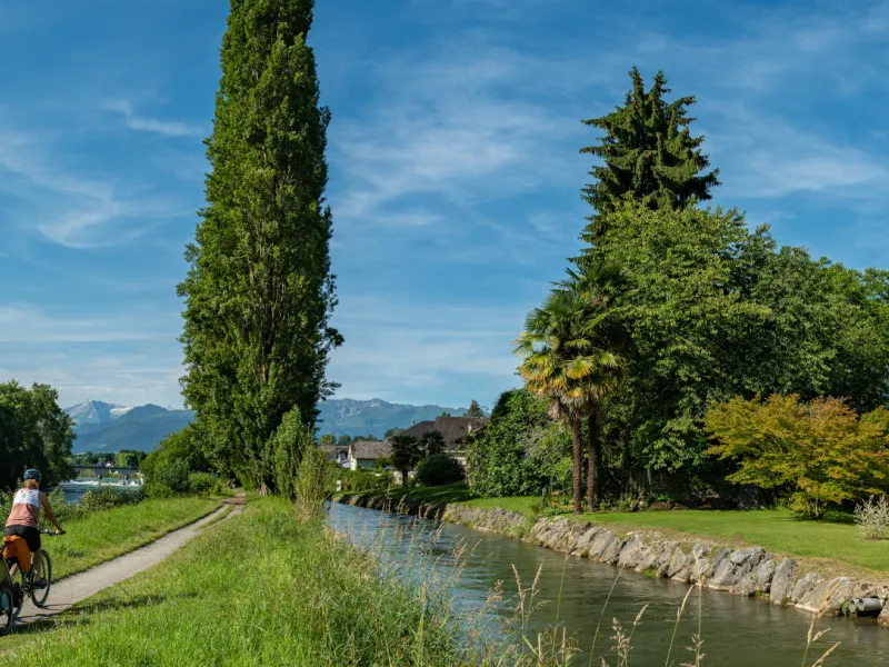 Voie verte à vélo aux abords de Nay -La Vélosud