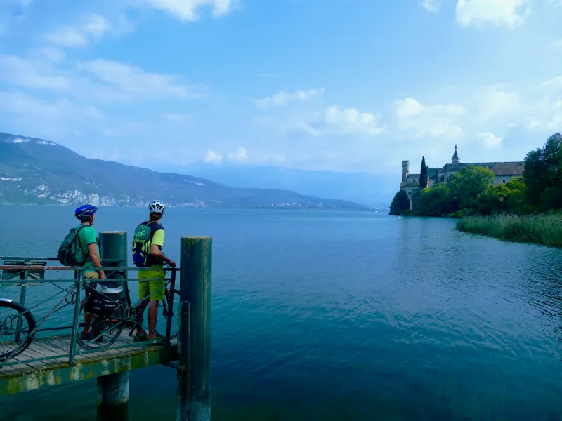 Vue sur l'abbaye de Hautecombe depuis le port