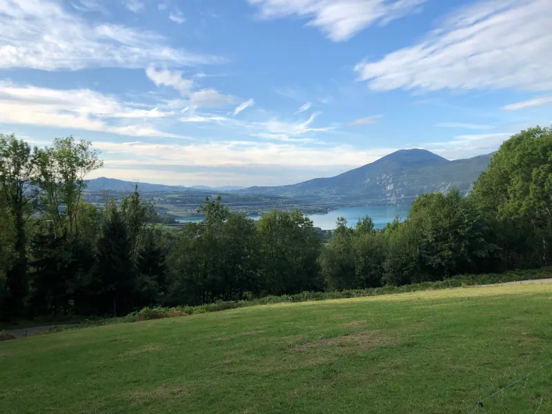 Vue sur le Lac d'Aiguebelette en montant vers Dullin