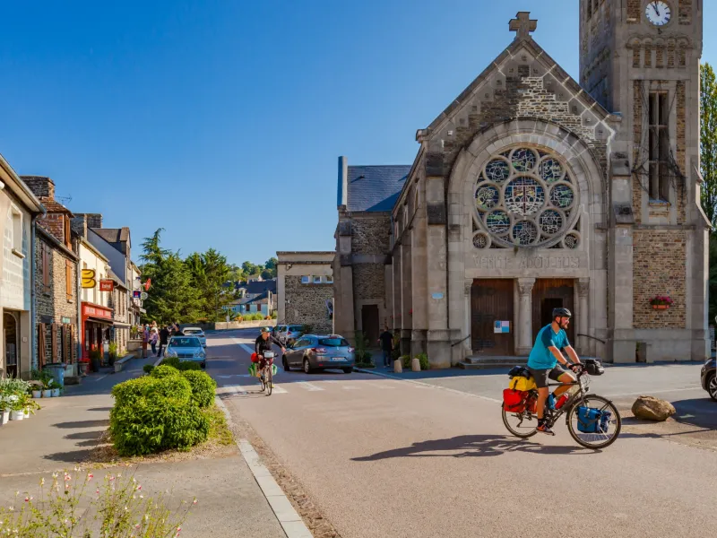 Cyclistes à Pont d'Ouilly