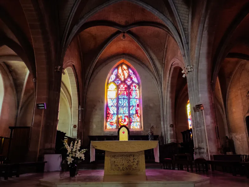 Autel et vitrail de l'église de Verteuil