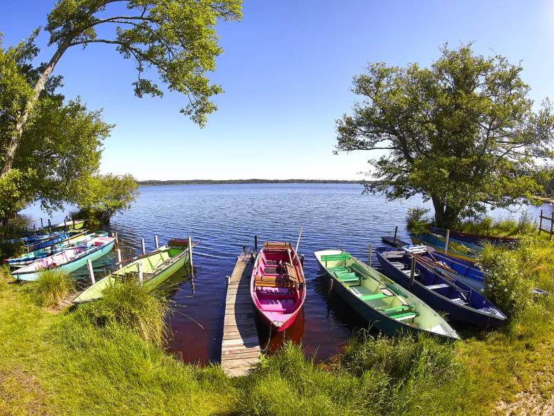 Les barques colorées du Lac de Léon