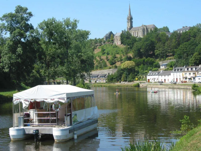 Bateau sur le canal arrivant à Châteauneuf-du-Faou 