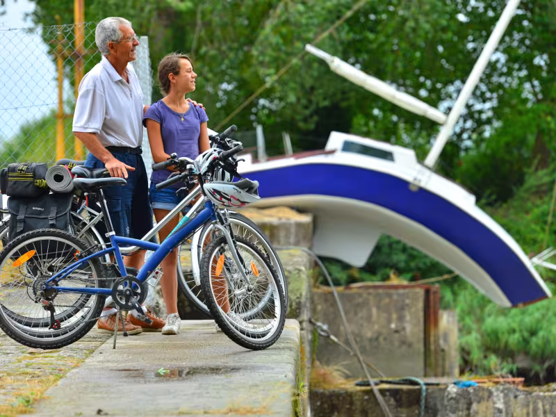 Oeuvre estuaire "Misconceivable" dit le bateau mou