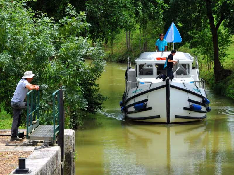 Bateau à l'écluse de Graziac