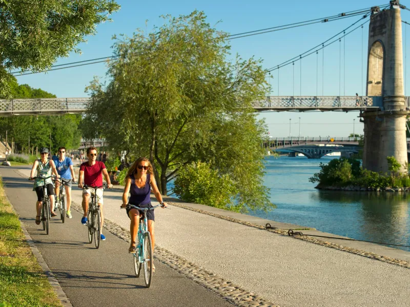 Les berges du Rhône à vélo à Lyon