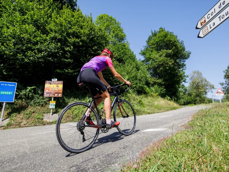 Cycliste dans le col de Port