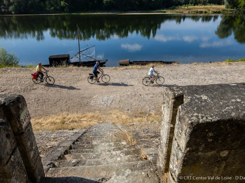 Cyclistes sur les quais de Loire à Bréhémont