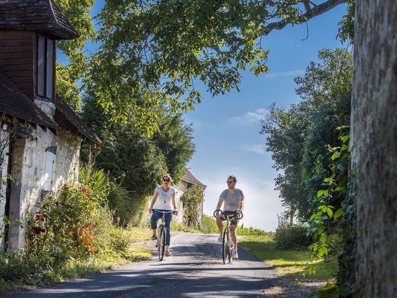 Cyclistes sur la boucle n°55 à l'ombre des clochers