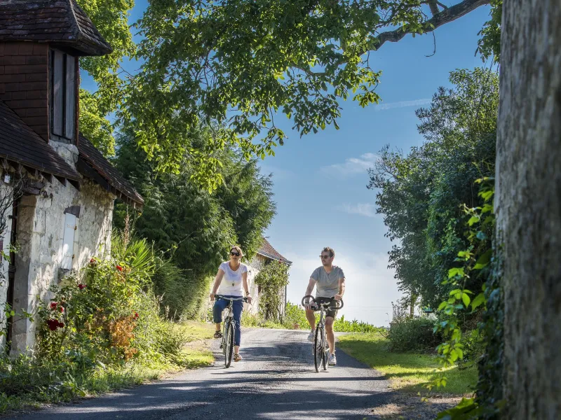 Cyclistes sur la boucle n°55 à l'ombre des clochers