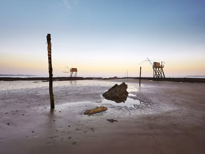 Lever du jour sur l'Atlantique et des cabanes de pêcheurs