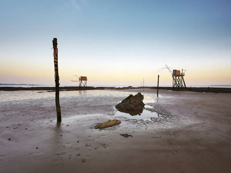 Lever du jour sur l'Atlantique et des cabanes de pêcheurs