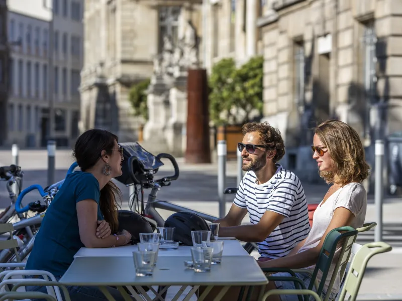 Verre en terrasse dans le centre-ville de Rouen