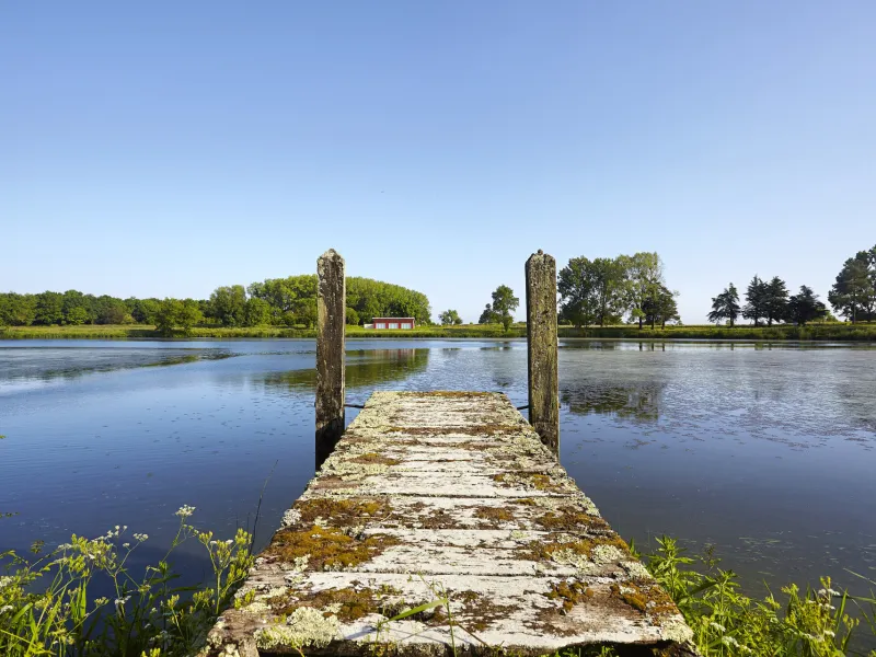 Vue du ponton sur le Canal de la Martinière