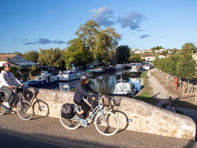 Vue sur le Canal du Midi à vélo - Capestang