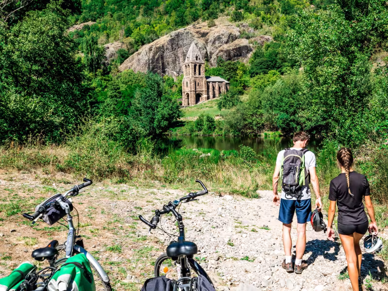 Cycliste devant la chapelle Sainte-Marie-de-Chazes