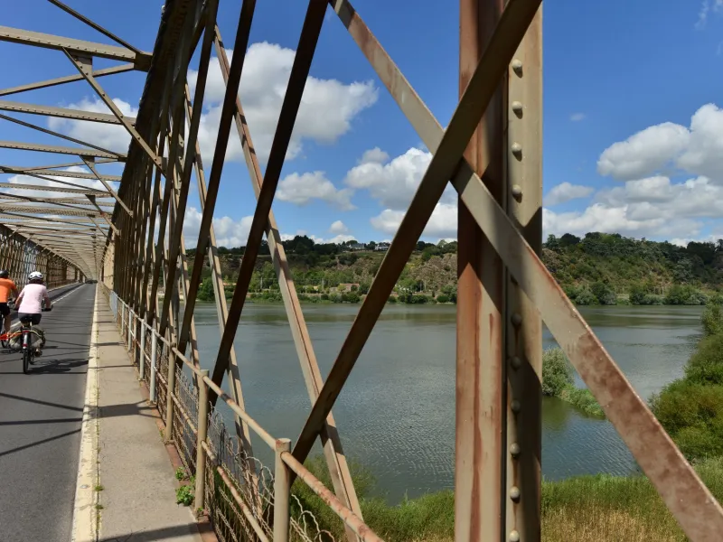 Pont métallique au dessus de la Loir entre Mauves-sur-Loire et la Chapelle-Basse-mer