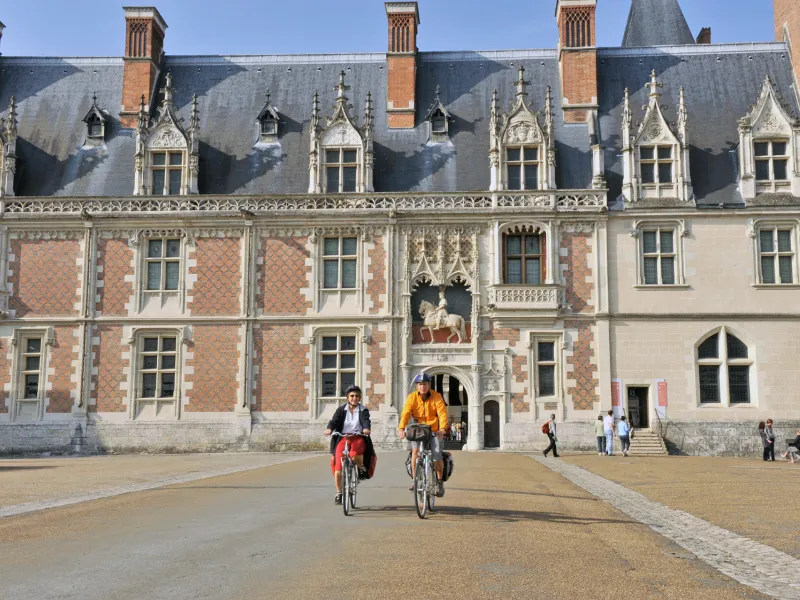 Passage au Château Royal de Blois - La Loire à vélo