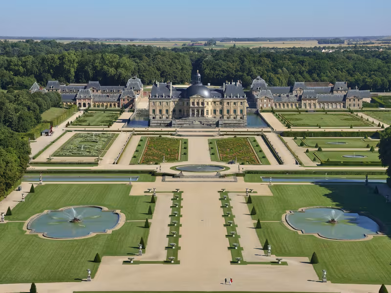 Plongée sur les jardins et le château de Vaux-le-Vicomte