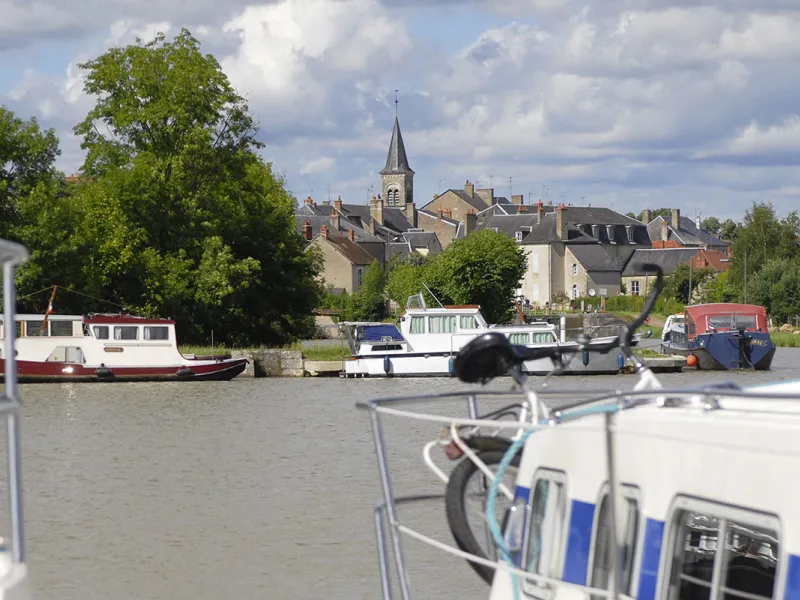 Sur le port de Châtillon-en-Bazois sur le canal du Nivernais