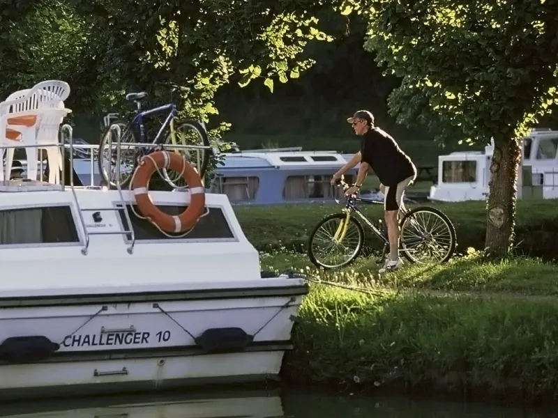 Vélo et Bateau de plaisance sur le port de Châtillon-en-Bazois