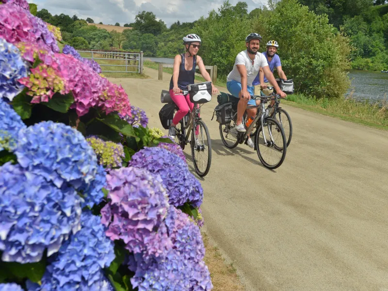 Chemin de halage de la Mayenne à vélo près du Moulin de Neuville