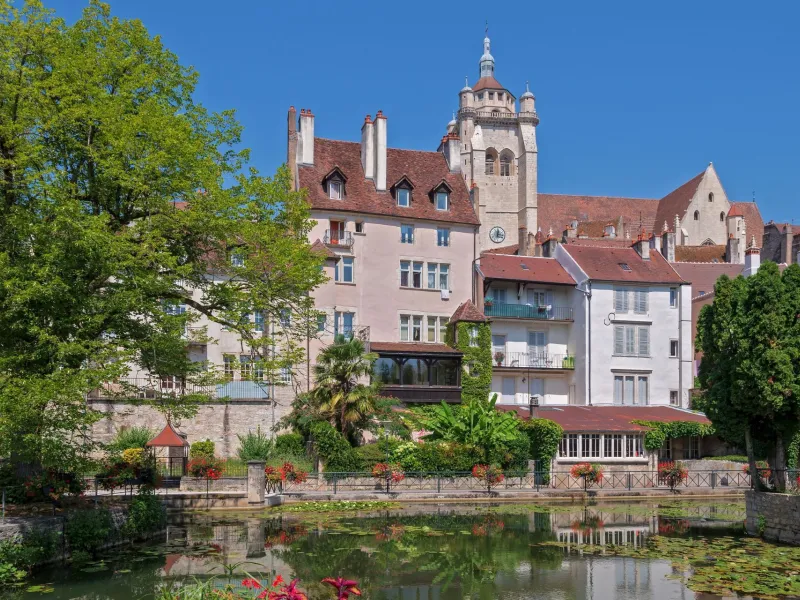 Collégiale et port fluvial de Dole