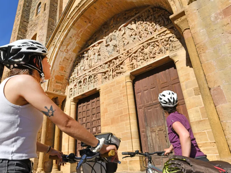 Cyclistes sur le parvis de l'abbatiale