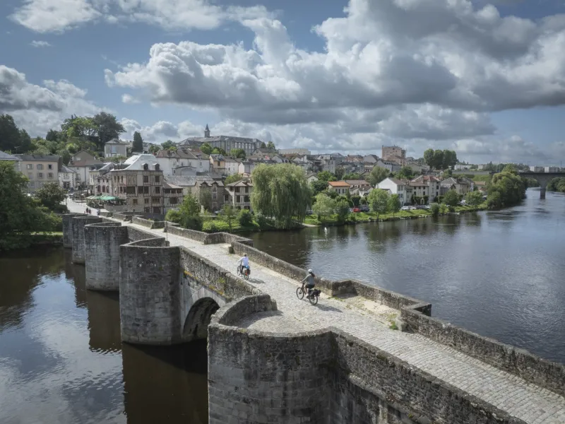 Cyclistes sur le pont Saint-Etienne à Limoges