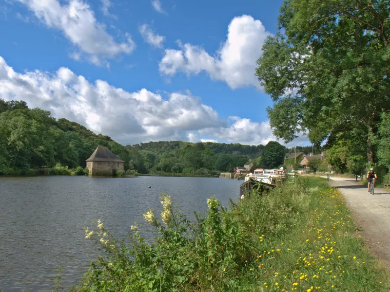 Vue sur le moulin du Boël et sur le Pont-Réan