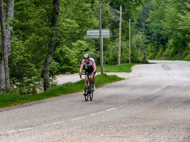 Cycliste dans le col de Menté