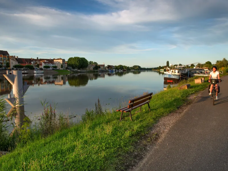 Cycliste pédalant sur l'EuroVelo 6 à St-Jean-de-Losne