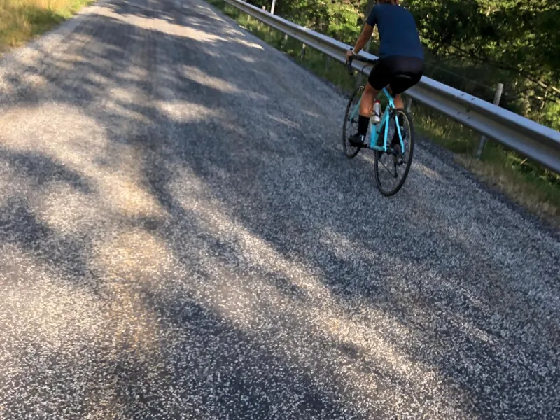 Cycliste dans la vallée de la Vanera